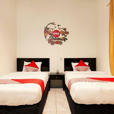 Oyo 529 Hotel Paninda Medan Esterno foto