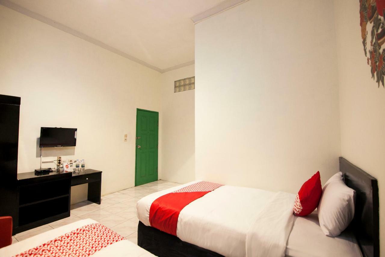 Oyo 529 Hotel Paninda Medan Esterno foto
