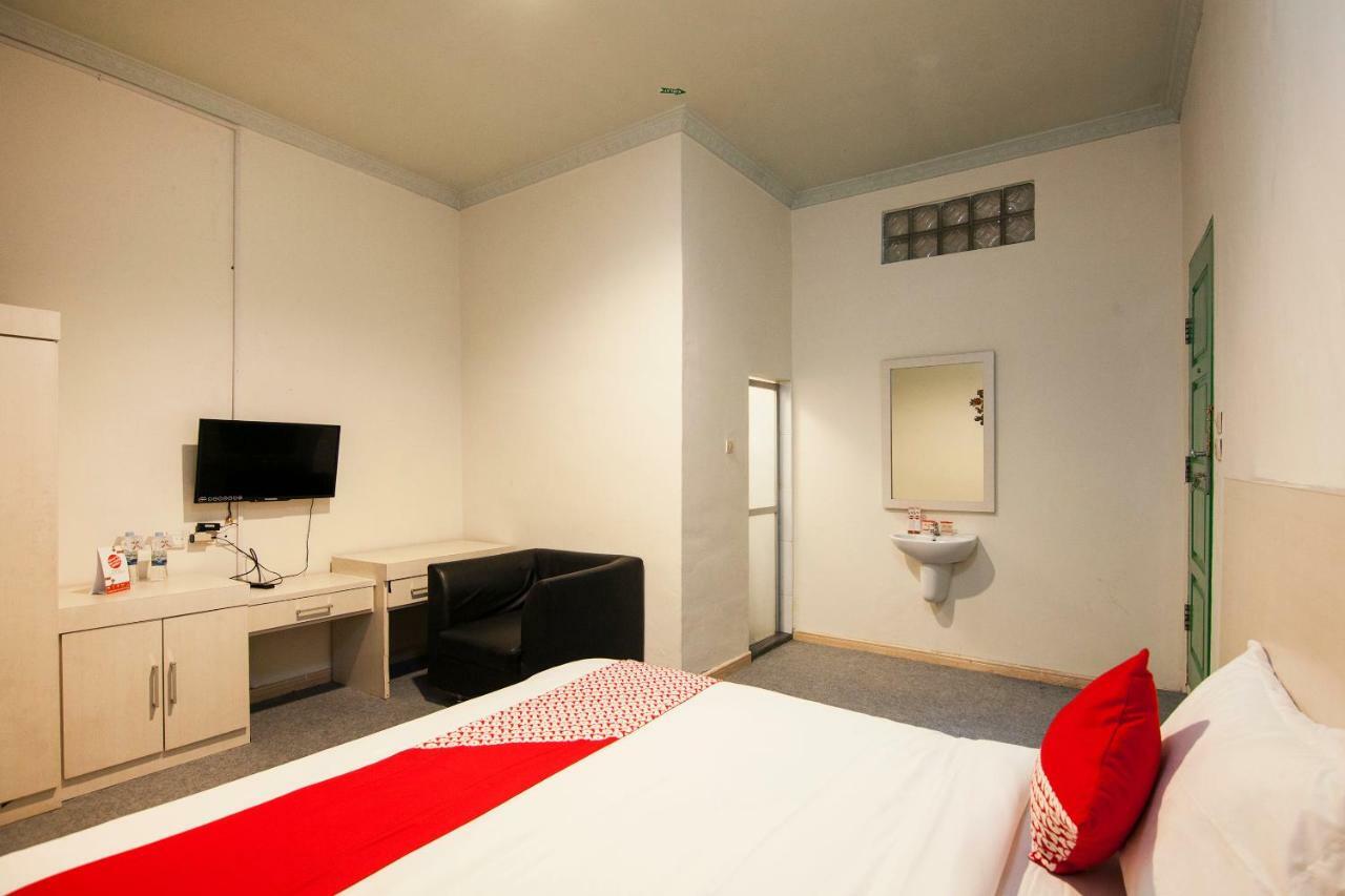 Oyo 529 Hotel Paninda Medan Esterno foto