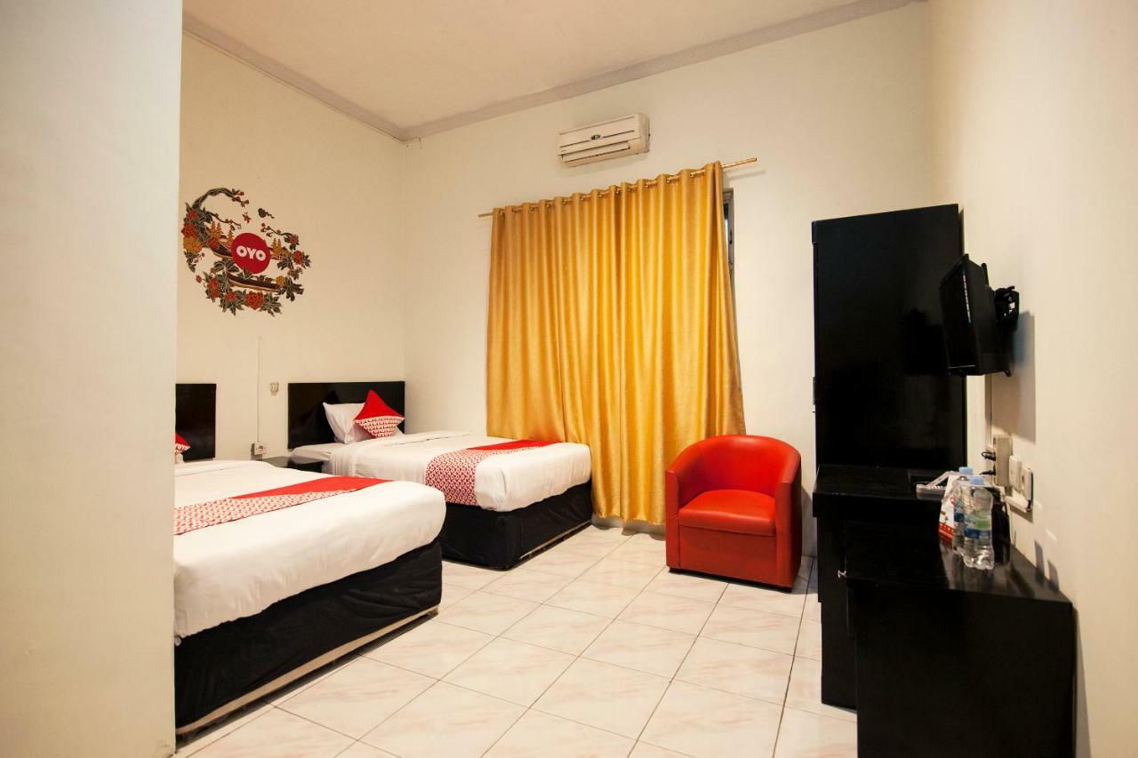 Oyo 529 Hotel Paninda Medan Esterno foto