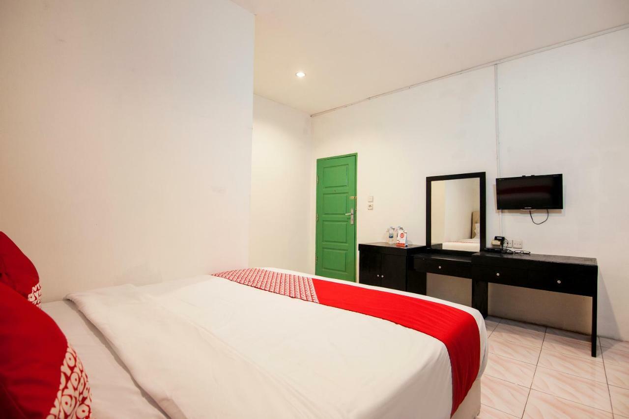 Oyo 529 Hotel Paninda Medan Esterno foto